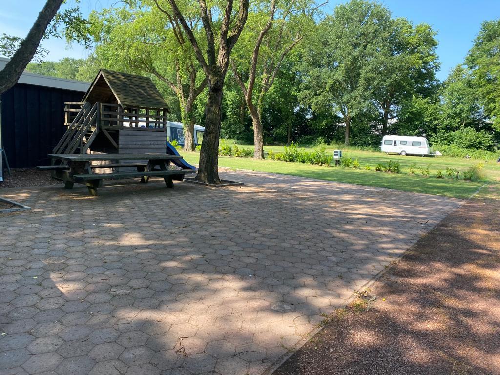 Camperplek (verhard)